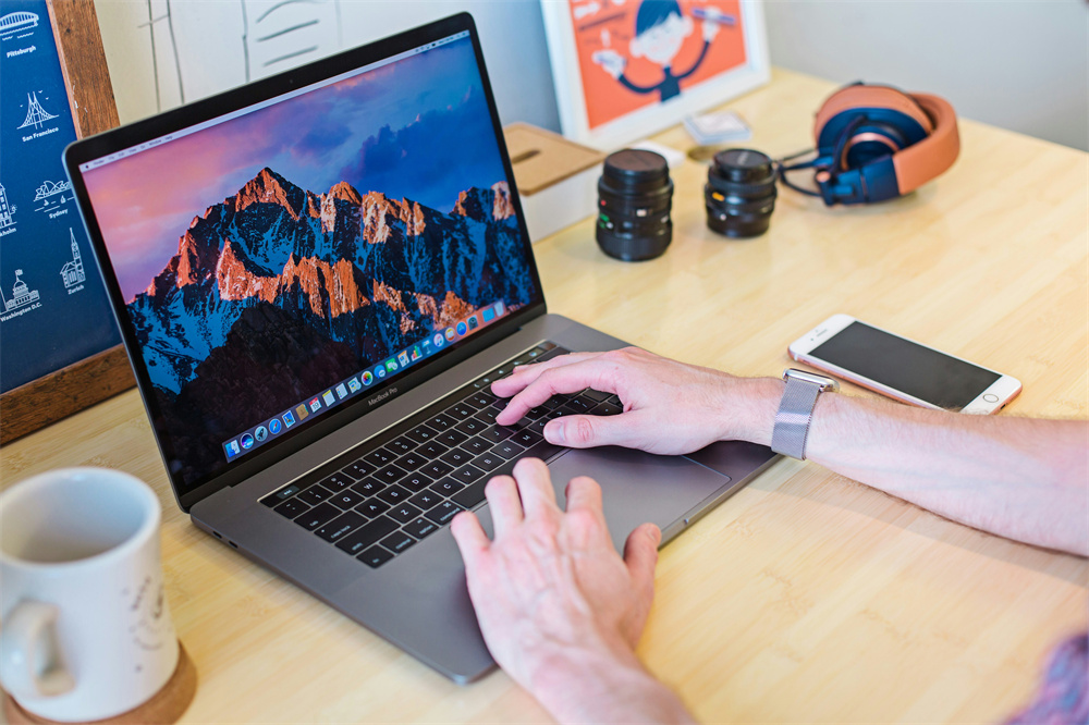 2025’s Essential MacBook Accessories: Cutting-Edge Gear for Speed, Comfort, and Innovation