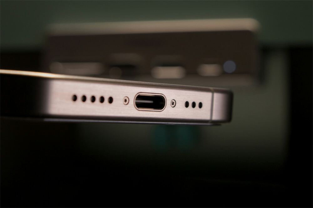 Thunderbolt 5 vs USB4 Thunderbolt 5 vs USB4